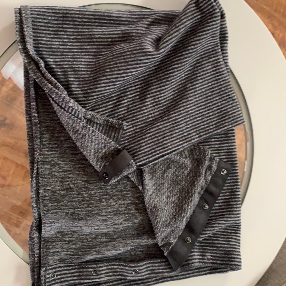 Lululemon Vinyasa Scarf RULU**, Grey/Black in colour with stretch fabric!